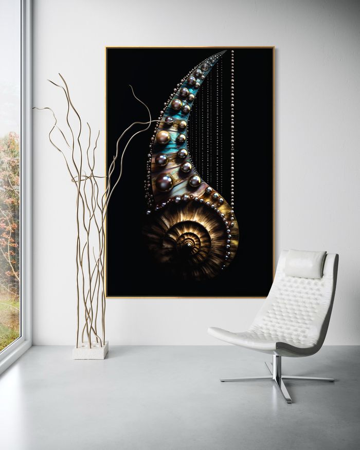 The Ivory Nautilus als gerahmter Kunstdruck an einer weißen Wand – Perlmutt Wandbild, Nautilus Bild von RAGANA Design